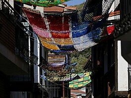 Pestrobarevné plachty rzných tvar také lákají do této obce v provincii...