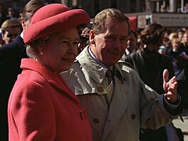 Královna Al�b�ta II. p�i své náv�t�v� �eské republiky v roce 1996. Provázel ji...