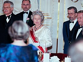 Královna Albta II. na slavnostní recepci na Praském hrad pi návtv v...