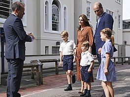 Ředitel školy Lambrook Jonathan Perry, princ George, vévodkyně Kate, princ...