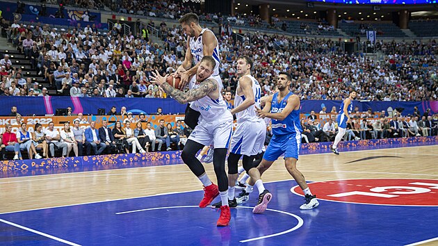 Čeští basketbalisté Tomáš Kyzlink (drží míč) a Patrik Auda pod košem.