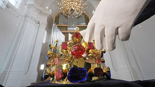 Instalace replik korunovanch klenot v chebskm kostele sv. Klry. (31. srpna 2022)