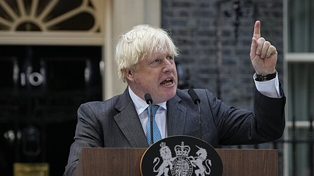 Konc britsk premir Boris Johnson se louil s Downing Street. (6. z 2022)