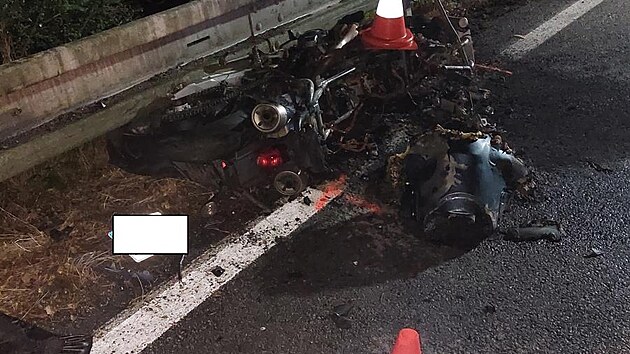 Motorka po st�etu s autem na �eskokrumlovsku za�ala ho�et. (2. z��� 2022)