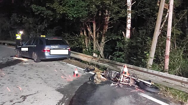 Motorka po st�etu s autem na �eskokrumlovsku za�ala ho�et. (2. z��� 2022)