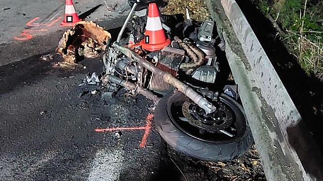 Motorka po st�etu s autem na �eskokrumlovsku za�ala ho�et. (2. z��� 2022)