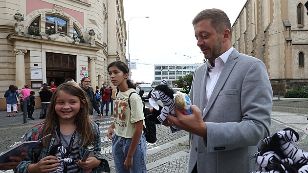 Ministr vnitra Vt Rakuan rozdval v Praze na Strossmayerov nmst kolkm upomnkov pedmty. (1. z 2022)