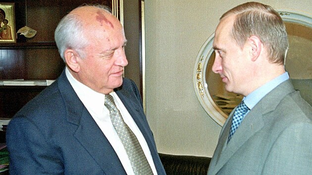 Michail Gorbačov (vlevo) a Vladimir Putin na snímku z roku 2000