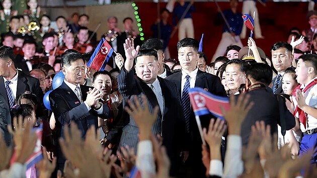 Kim ong-un pi setkn s obany Severn Koreje v Pchjongjangu (8. z 2022)