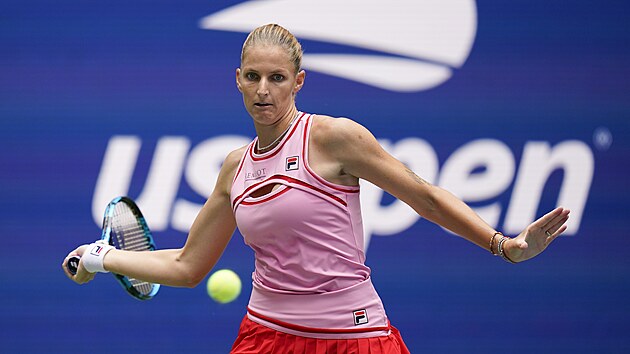 Karolna Plkov hraje forhend ve tvrtfinle US Open.