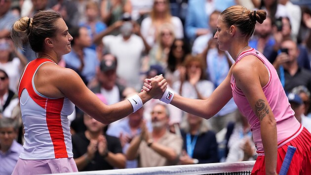 Karolna Plkov gratuluje Aryn Sabalenkov po tvrtfinle na US Open.