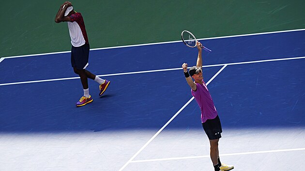 Amerian Rajeev Ram (vlevo) a Brit Joe Salisbury slav vtzstv v musk...