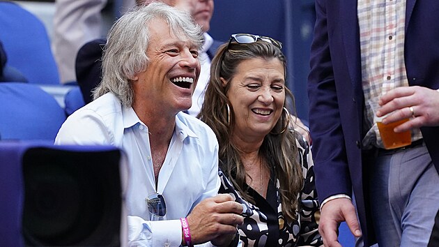 Jon Bon Jovi sleduje semifinle US Open.