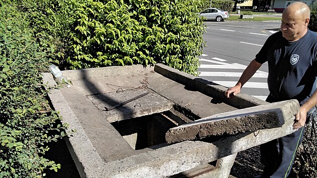 Kocour v P�erov� vypadl z panelov�ho domu a uv�zl ve v�trac� �acht� protiatomov�ho krytu. Hasi�i museli sundat panely, kter� �achtu kryj�, aby zv��e vyt�hli.