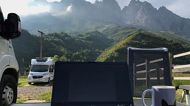 Pracovit s oslnivm vhledem ve panlskm nrodnm parku Picos de Europa