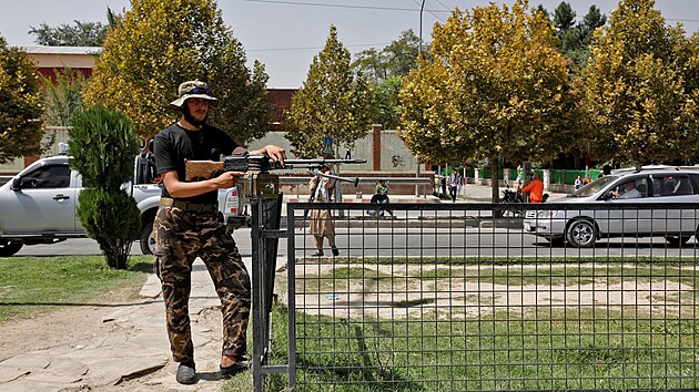 Bojovnk Talibanu stoj na stri po vbuchu ped ruskou ambasdou v Kbulu. (5. z 2022)