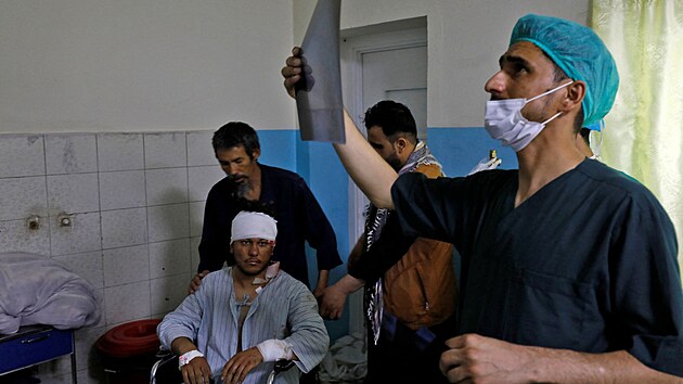 Zdravotnci v Kbulu oetuj mue zrann pi toku na ruskou ambasdu. (5. z 2022)