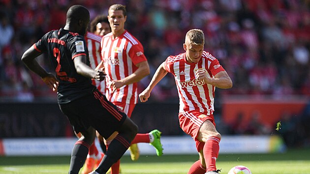 Dayot Upamecano (vlevo) z Bayernu Mnichov v souboji s Andrasem Schaferem z Unionu Berln v zpase bundesligy.