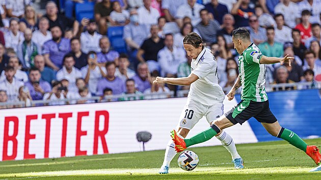 Luka Modri (vlevo) v souboji s Alexem Morenem v zpase Realu Madrid proti Betisu.