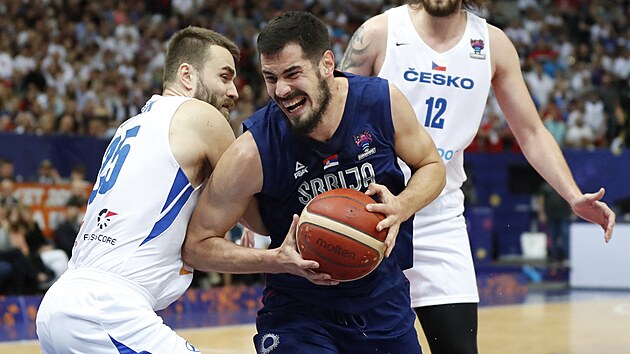 Nikola Kalini se sna pejt pes David Jelnka v zpase Eurobasketu.