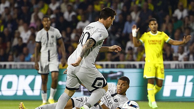Lionel Messi (vpedu) a Kylian Mbapp v zpase PSG proti Nantes.