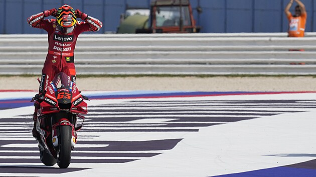 Francesco Bagnaia oslavuje vtzstv ve Velk cen San Marina v zvod MotoGP.