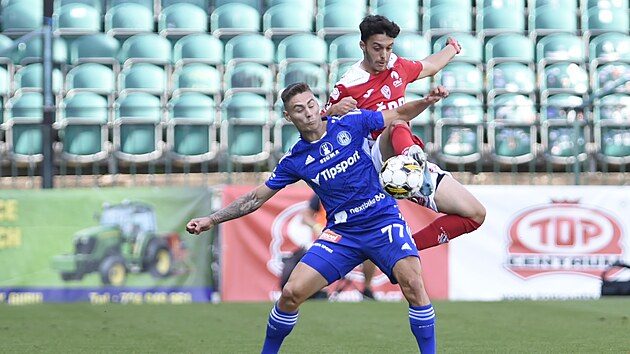 Olomouck Jan Vodhnl v souboji s pardubickm Bernardem Rosou.