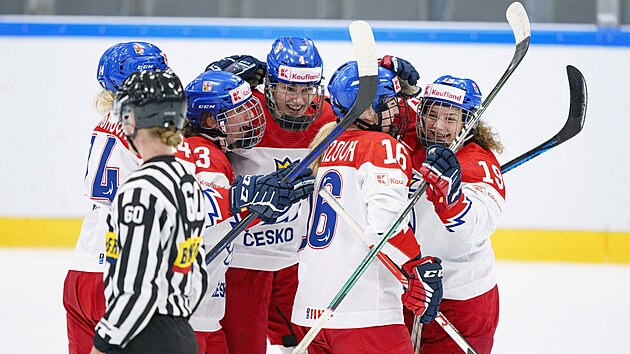 České hokejistky se radují ze vstřeleného gólu proti Švýcarsku.