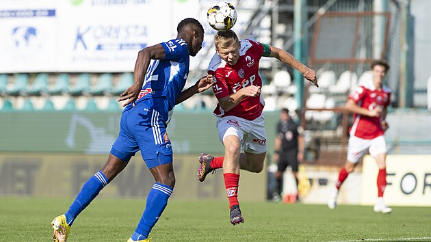 Florent Poulolo z Olomouce (vlevo) v souboji s Michalem Hlavatm z Pardubic.