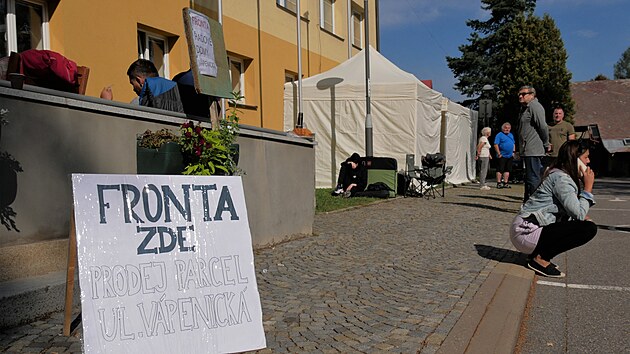 Před městským úřadem ve Žďáru nad Sázavou se od neděle tvoří fronta na rezervaci parcely pro stavbu řadového domu.