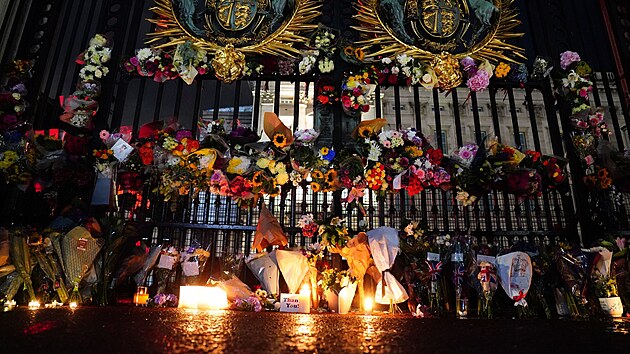 Piety a svky ped Buckinghamskm palcem v Londn po smrti krlovny Albty II. (9. z 2022)