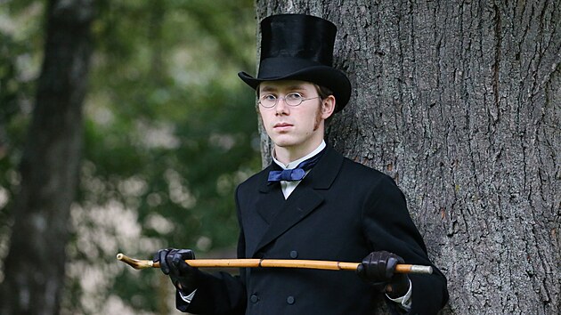 K redingotu má Hugo Vostal vycházkovou hůl, rukavice, v kapsičce na řetízku „cibule“, na nos brýle, jaké nosil Bedřich Smetana, na hlavu černý cylindr, buřinku nebo klobouk homburg.