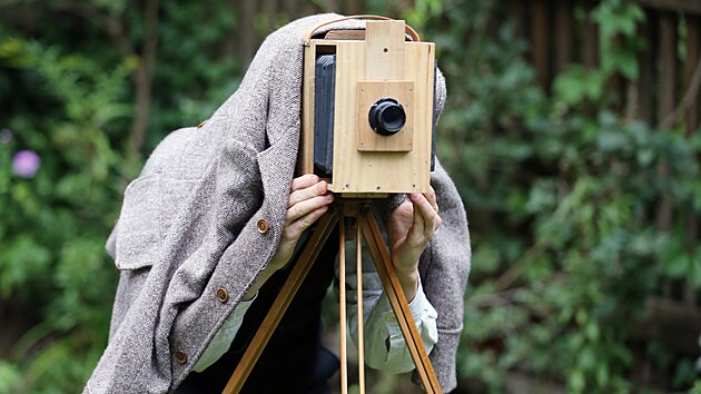 Fotografuje na vlastnoručně vyrobenou dřevěnou kameru s měchem – na fotopapíry, které si sám vyrábí.