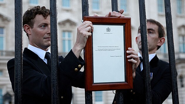 Personl Buckinghamskho palce vyvsil na brnu oznmen o mrt krlovny Albty II. (8. z 2022)