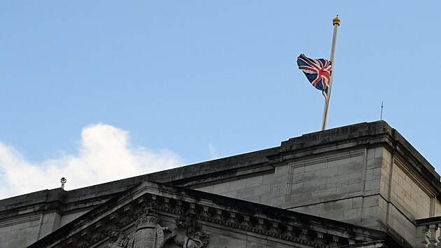 Buckinghamsk palc spustil vlajku na pl erdi. (8. z 2022)