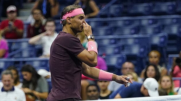 panlsk tenista Rafael Nadal se chyt za porann nos a vybr si as na oeten.