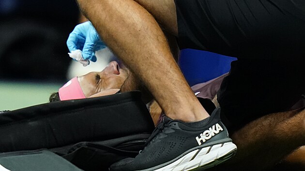 panlsk tenista Rafael Nadal se ve tetm kole US Open nechv oetit kvli zrann nosu, kter si sm zpsobil.