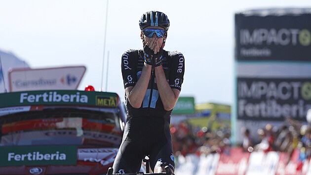 Nizozemsk cyklista Thymen Arensman se raduje z vtzstv v 15. etap Vuelty.