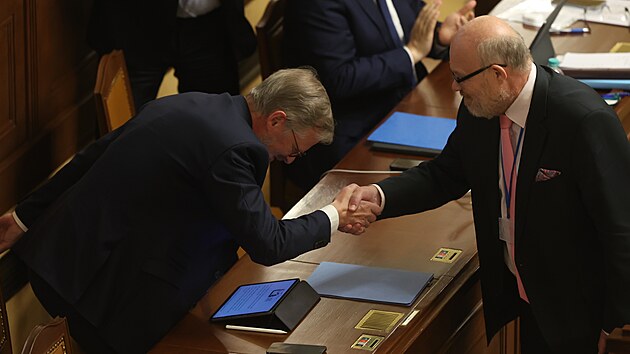 Ministr zdravotnictv Vlastmil Vlek (TOP 09) dnes v Poslaneck snmovn veejn popl premiru Petru Fialovi k jeho dnenm 58. narozeninm. (1. z 2022)