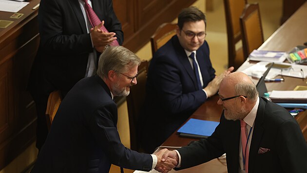 Ministr zdravotnictv Vlastimil Vlek (TOP 09) v Poslaneck snmovn veejn popl premiru Petru Fialovi k jeho dnenm 58. narozeninm. (1. z 2022)