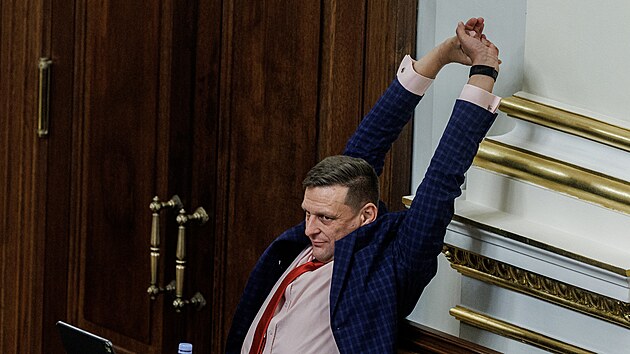Poslanec Marek Novák (ANO) se protahuje v průběhu několikahodinového jednání Sněmovny. (2. září 2022)