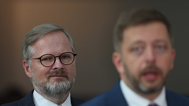 Premir Petr Fiala (vlevo) a ministr vnitra Vt Rakuan na jednn Poslaneck snmovny. (2. z 2022)