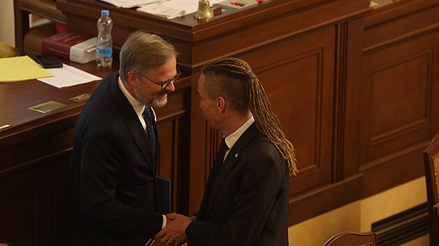 Premi�r Petr Fiala (vlevo) a m�stop�edseda vl�dy Ivan Barto� ve Sn�movn�, (1. z��� 2022)