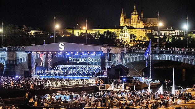 Koncert esk filharmonie na Vltav nebyl jedinou doprovodnou kulturn akc pedsednictv R v Rad EU. V praskm Rudolfinu se 8. ervence uskutenil slavnostn koncert PKF - Prague Philharmonia k zahjen pedsednictv esk republiky v Rad Evropsk unie. (2. z 2022)