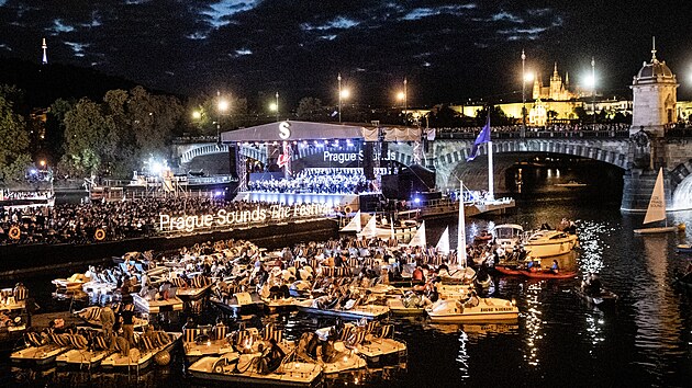 Koncert esk filharmonie na Vltav nebyl jedinou doprovodnou kulturn akc pedsednictv R v Rad EU. V praskm Rudolfinu se 8. ervence uskutenil slavnostn koncert PKF - Prague Philharmonia k zahjen pedsednictv esk republiky v Rad Evropsk unie. (2. z 2022)