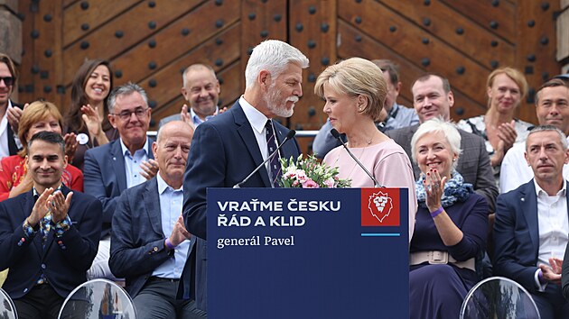 Bval nelnk Generlnho tbu Armdy R Petr Pavel u Pseck brny nedaleko Praskho hradu oficiln zahjil kampa ped volbou prezidenta republiky. Na snmku s manelkou Evou Pavlovou. (6. z 2022)