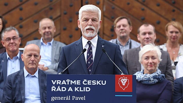 Bval nelnk Generlnho tbu Armdy R Petr Pavel u Pseck brny nedaleko Praskho hradu oficiln zahjil kampa ped volbou prezidenta republiky. (6. z 2022)