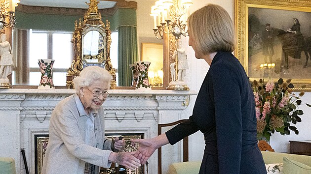 Liz Trussov se stala premirkou Britnie. Krlovna Albta II. ji do funkce jmenovala na zmku Balmoral pot, co pijala rezignaci Borise Johnsona. (6. z 2022)