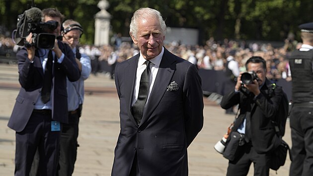 Krl Karel III. te zprvy zanechan truchlcmi u bran Buckinghamskho palce v Londn. (9. z 2022)