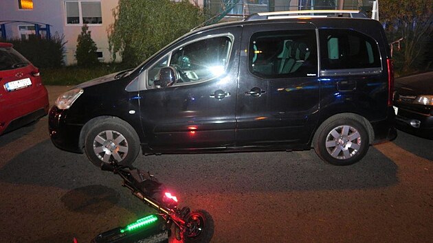 V Novém Boru naboural řidič koloběžky zaparkovaný vůz.